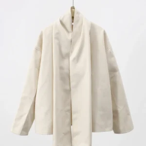 Manteau court en laine pour femme, élégant et ample, accompagné d'une écharpe.